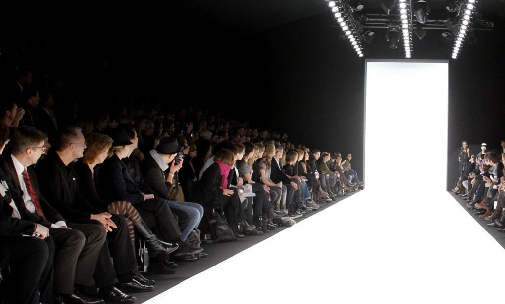 Lire la suite à propos de l’article Philadelphia Sets the Tone: The 2025 Fashion Season Opens with Boldness, Diversity, and Creative Energy